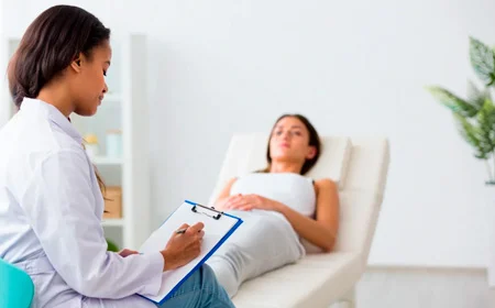 Пациент лежит на консультации